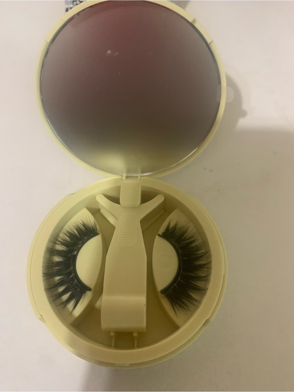 Magnetic False Lash Set with Compact Mirror in Cream